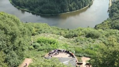 Saar nehir döngü Mettlach içinde Saarland (Almanya) yanındaki üzerinde görüntüleyin. turist teknesi nehirde sürüş.