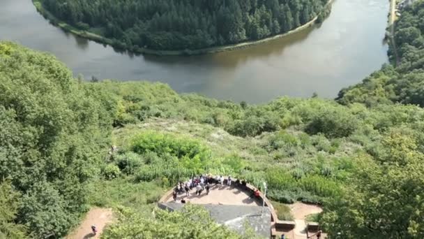 Visa över Saar river slingan bredvid Mettlach i Saarland (Tyskland). turist båt på floden. — Stockvideo