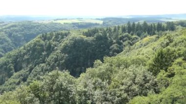 Saar nehir döngü Mettlach içinde Saarland (Almanya) yanındaki üzerinde görüntüleyin. turist teknesi nehirde sürüş.