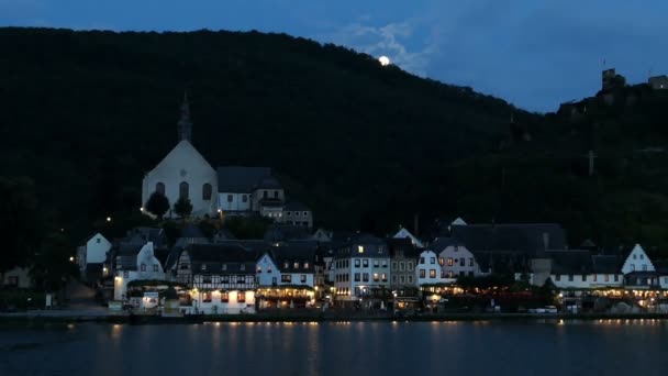 Paisaje urbano de Beilstein en crepúsculo con luz de luna. los coches están pasando. Río Mosela fluyendo en frente . — Vídeo de stock