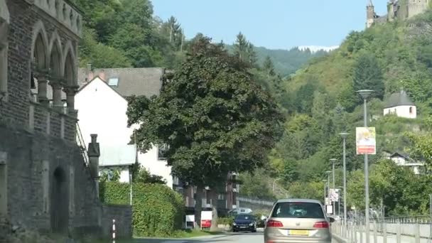 Voitures traversant la ville de Moselle Cochem. Les gens marchent sur le côté des maisons traditionnelles. Paysage urbain — Video