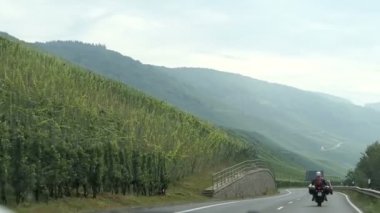 Bernkastel-Kues (Almanya) yanındaki mosel Nehri Bölgesi boyunca bir araba ile sürüş. alanlar ve köy içinde geçmiş. manzara