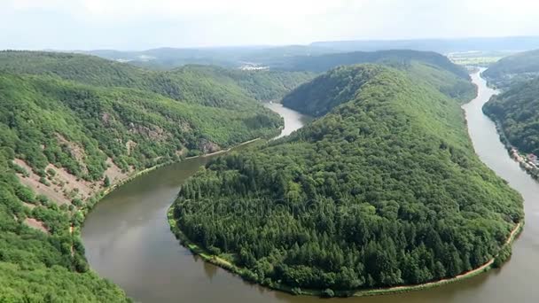 Visa över Saar river slingan bredvid Mettlach i Saarland (Tyskland). — Stockvideo