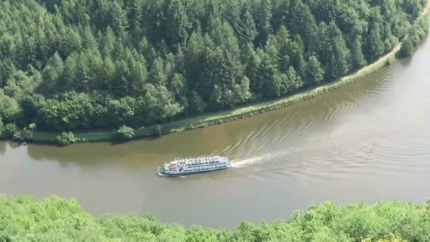 Visa över Saar river slingan bredvid Mettlach i Saarland (Tyskland). — Stockvideo