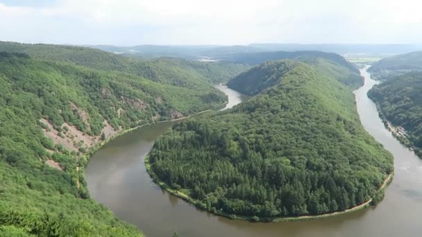 Vista sobre o loop do rio Saar ao lado de Mettlach em Saarland (Alemanha ). — Vídeo de Stock