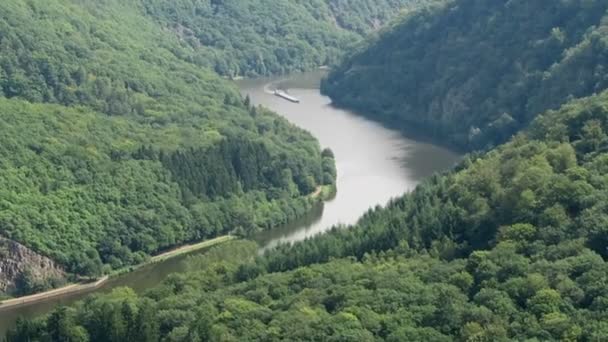 ザールラント州 (ドイツ) でメットラハに位置の横にあるザール川のループを表示します。運転して川のはしけ船. — ストック動画
