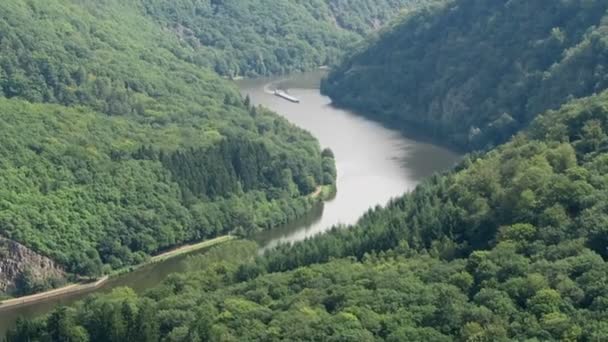 Переглянути над петля річки Саар поруч із Mettlach в Саар (Німеччина). Баржі кораблів водіння на річці. — стокове відео