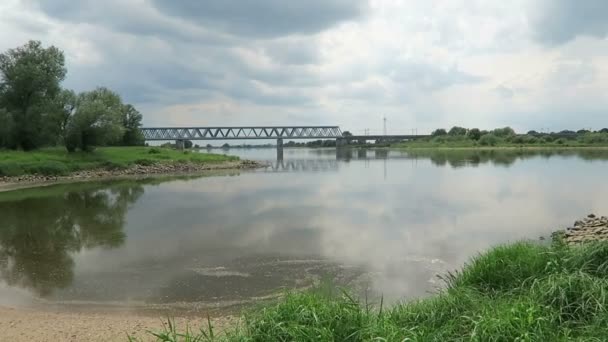 Elbe flusslandschaft bei tangermünde mit bahnbrücke über den fluss (deutschland). — Stockvideo
