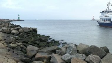 Endüstriyel gemilerin liman Rostock Warnemuende Baltık Denizi doğru bırakarak