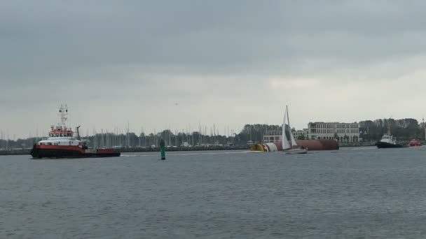 Navi industriali in partenza dal porto di Rostock Warnemuende verso il Mar Baltico — Video Stock