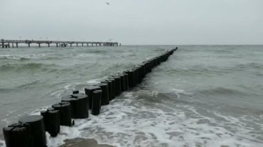 Deniz Köprüsü, Graal Mueritz Baltık Denizi Beach (Almanya). fırtınalı hava