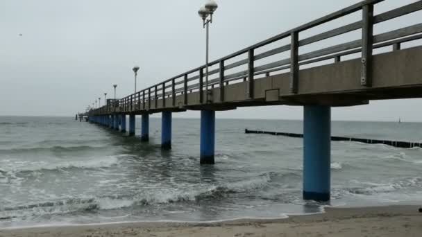 Puente marítimo de Graal Mueritz en la playa del Mar Báltico (Alemania). tiempo tormentoso — Vídeo de stock