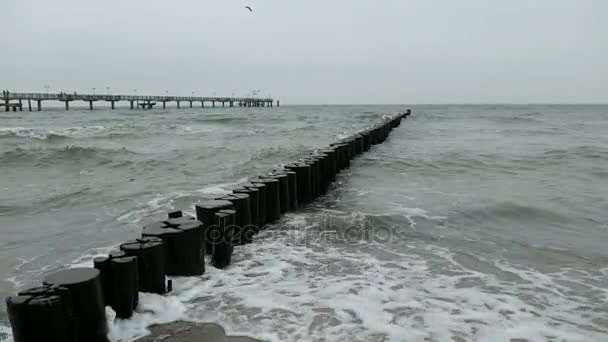 Морской мост Грааль Мюриц на пляже Балтийского моря (Германия). Stormy weather — стоковое видео