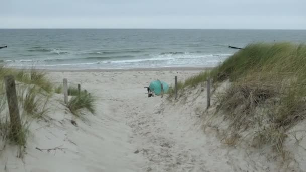 Lodě na pláži Baltského moře u vesnice Graal Mueritz (Německo). den podzim. — Stock video