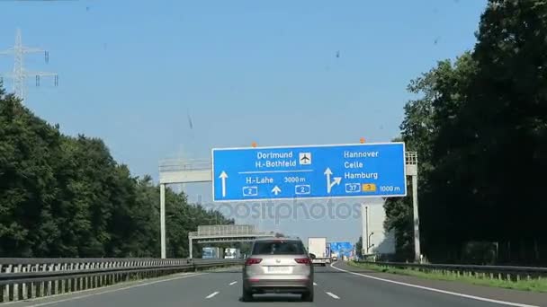 Auf der Autobahn A2 bei Hannover in Richtung Autobahnkreuz A37 nach Celle-Hamburg — Stockvideo
