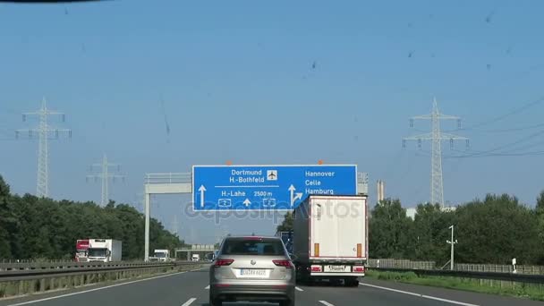 Auf der Autobahn A2 bei Hannover in Richtung Autobahnkreuz A37 nach Celle-Hamburg — Stockvideo