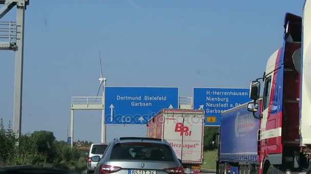 Iniciar atasco de tráfico a lo largo de la autopista A2 junto a Hannover hacia — Vídeos de Stock