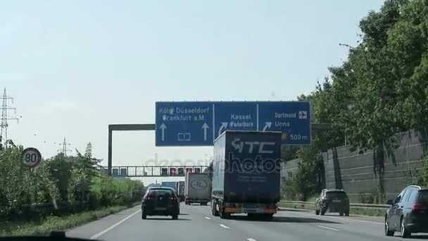 Rouler le long de l'échangeur d'autoroute 1A vers Cologne. A44 vers Kassel et Francfort-sur-le-Main . — Video
