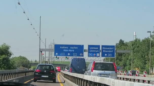 Conducir por la autopista A1 hacia el puente del río Rin en Colonia. Intercambio con A59 Duesseldorf y Aquisgrán . — Vídeos de Stock