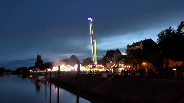 Tangermuende 镇党在 Elbe 河。旋转木马和小摊位在岸上。享受时光的人. — 图库视频影像