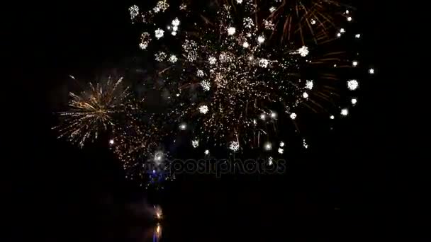 Fuegos artificiales en un río. celebración — Vídeo de stock