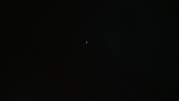 fête nouvelle année veille avec feu d'artifice sur le ciel nocturne 