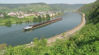 Ellenz, Rhineland-Palatinate / Almanya 26 Ağustos 2019: Moselle Nehri 'nde sanayi mavnası sürücüsü. Ellenz köyünün etrafındaki üzüm bağları.