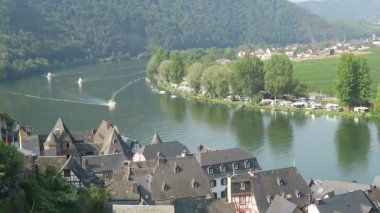 Beilstein şehri Almanya 'daki Moselle Nehri' nde. Gezinen tekneler.