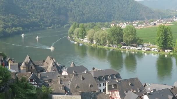 Cityscape Beilstein Rio Moselle Alemanha Barcos Riving — Vídeo de Stock