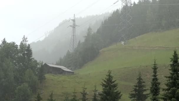 Καιρός Βροχής Στην Αυστριακή Άλπεις Μεγάλες Σταγόνες Βροχής Πέφτουν Κάτω — Αρχείο Βίντεο