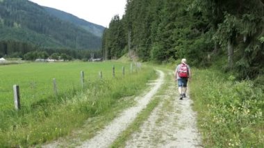 Gerlos, Tirol / Avusturya Temmuz 07: Avusturya 'daki Zillertal Vadisi Alpleri' nde yürüyüş yapan yaşlı adam. 
