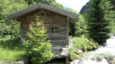 Avusturya 'nın Zillertal vadisinde Alp Dağları' ndaki geleneksel ahşap ahır..