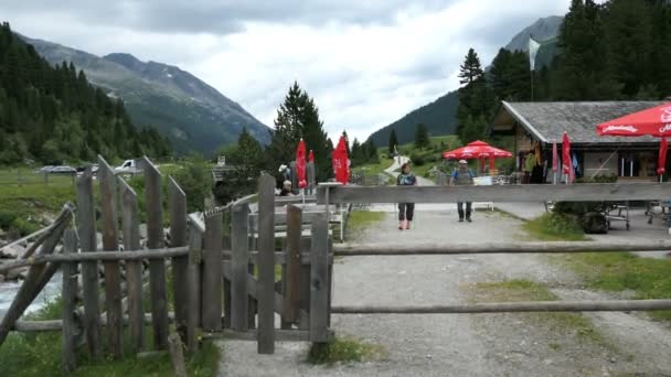 Schlegeis Tirol Oostenrijk Juli 2019 Wandelen Langs Een Wandelpad Door — Stockvideo