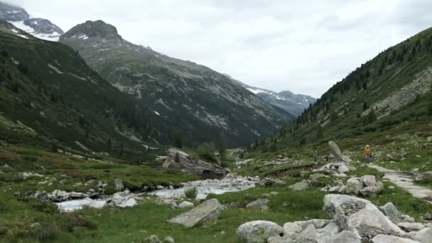 Schlegeis Tirol Oostenrijk Juli 2019 Wandelen Door Het Alpenlandschap Van — Stockvideo