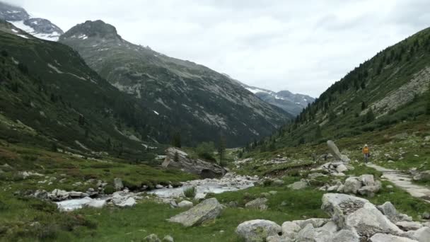 Schlegeis Tirol Ausztria Július 2019 Emberek Túrázás Alpesi Táj Schlegeis — Stock videók