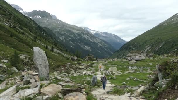 Schlegeis Tyrolen Österrike Juli 2019 Vandrare Stigen Genom Schlegeisdalen Tyrolen — Stockvideo