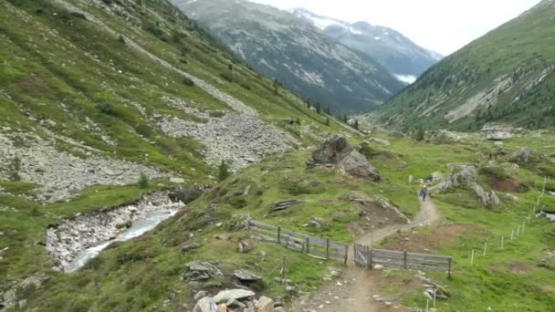 Шлегейс Тироль Австрия Июля 2019 Года Люди Путешествуют Альпийскому Ландшафту — стоковое видео