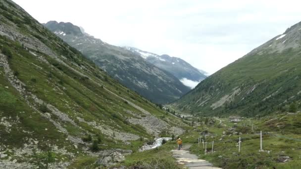 Schlegeis Tirol Ausztria Július 2019 Emberek Túrázás Alpesi Táj Schlegeis — Stock videók