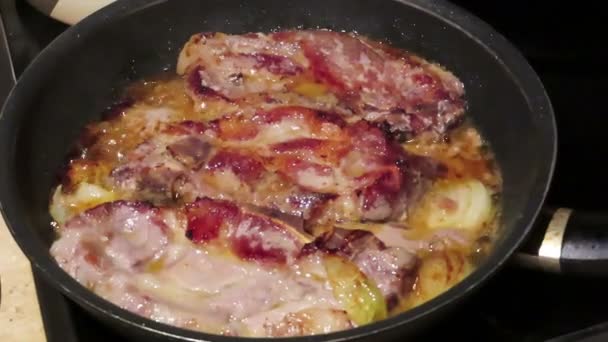 用芥末和胡椒等调味品在锅里烤猪肉牛排 — 图库视频影像