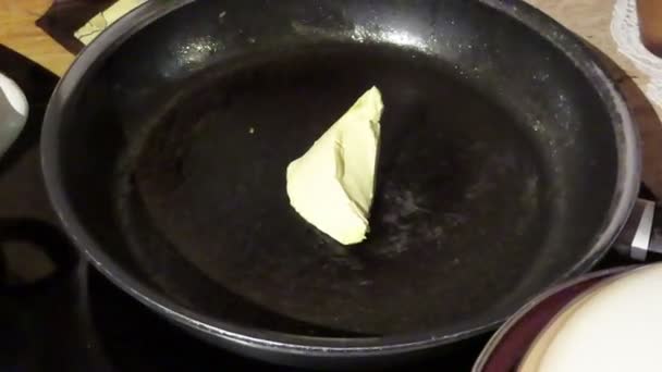 Butter Einer Pfanne Schmelzen Lassen Eine Mahlzeit Zuzubereiten — Stockvideo