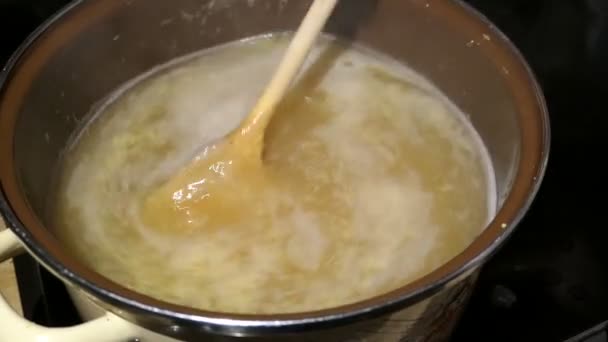 在锅里煮老啤酒花头果酱 把糖放进锅里 — 图库视频影像