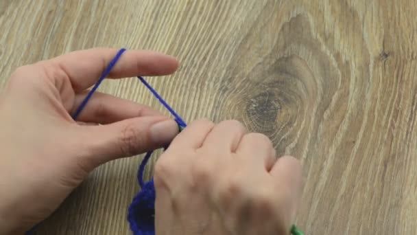 かぎ針編みのフックでステッチ 青いウール — ストック動画