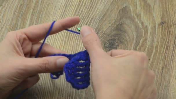 Вязание Крючком Голубой Шерсти Кричета — стоковое видео