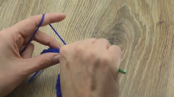 带蓝色羊毛和蟋蟀钩的钩针 — 图库视频影像