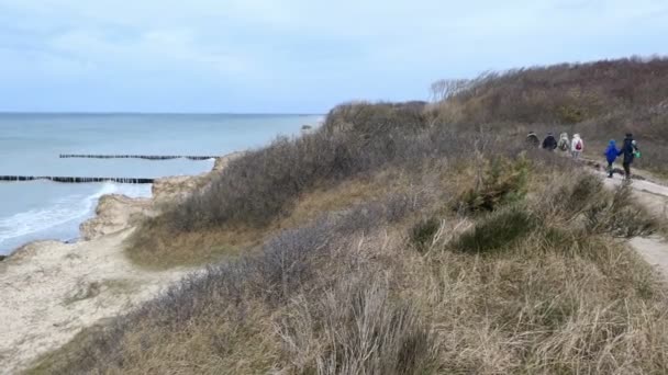 Ahrenshoop Mecklenburg Vorpommern Germany March 2020 People Walking Coastal Cliff — 图库视频影像