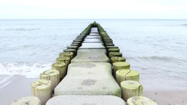 バルト海の海岸に沿って伝統的な木製のグラインがあります — ストック動画