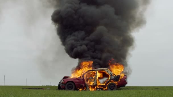 Araba Alanında Yanıyor Ateş Siyah Duman — Stok video