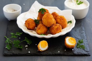  Bıldırcın yumurtası, derin kızarmış beyaz sos ile.