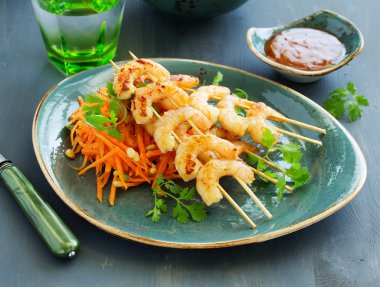 Kızarmış karides salata ile şiş üzerinde