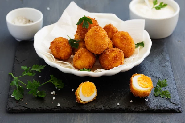  Bıldırcın yumurtası, derin kızarmış beyaz sos ile.